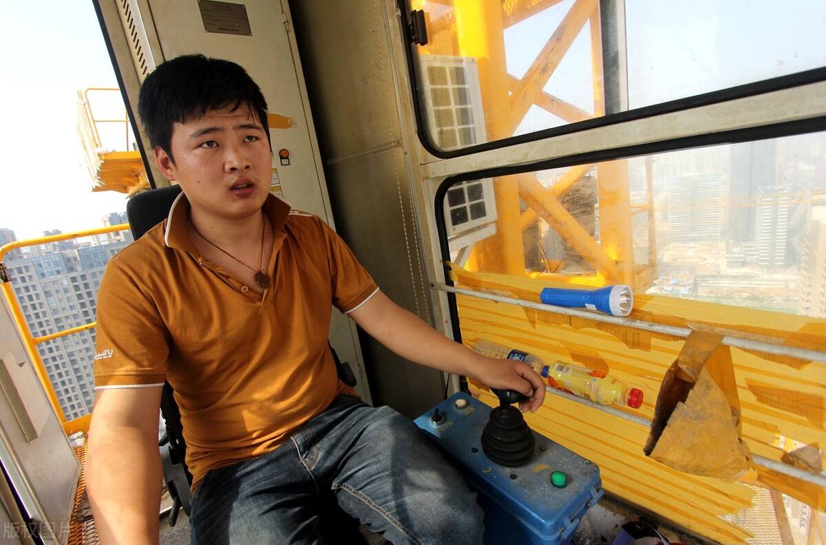 开塔吊怎么了你有什么资格看不起我