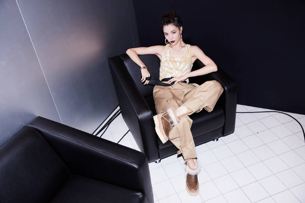 钟楚曦 她演的聂小倩一袭红色纱裙，今穿背心工装裤，配酒红色口红超霸气