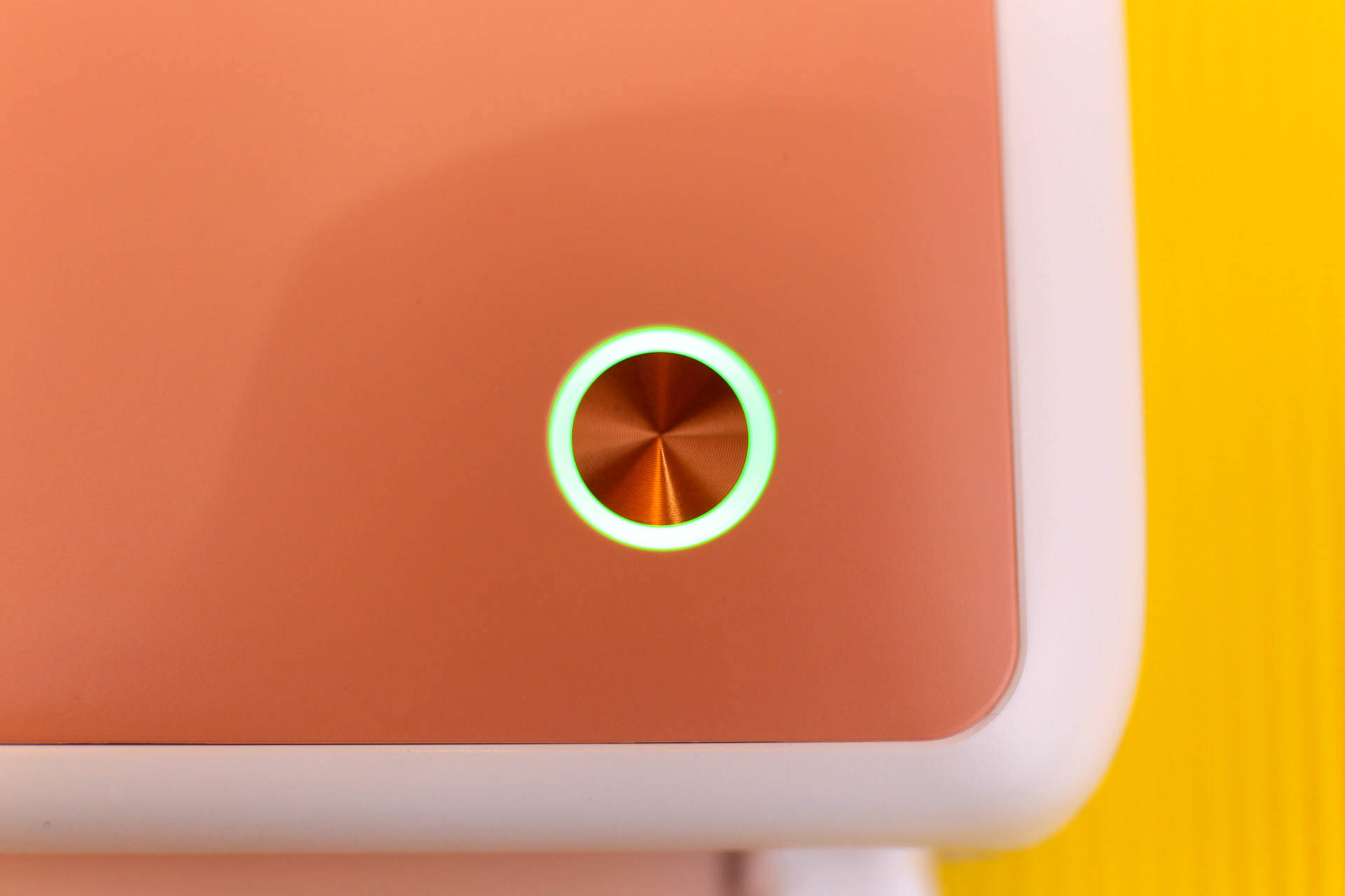 镭射涂层的圆形按键看上去很有质感,外围呼吸灯加持,更显漂亮.