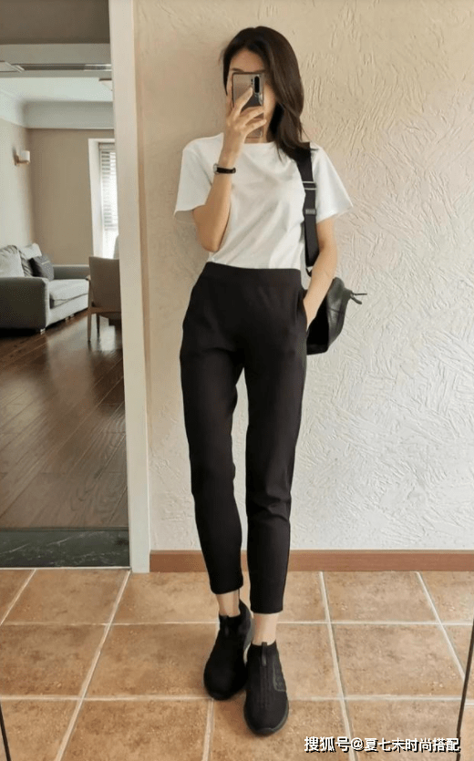 黑色 夏七末女装搭配给大家整理了日常白T恤普遍常见的多种穿搭法。