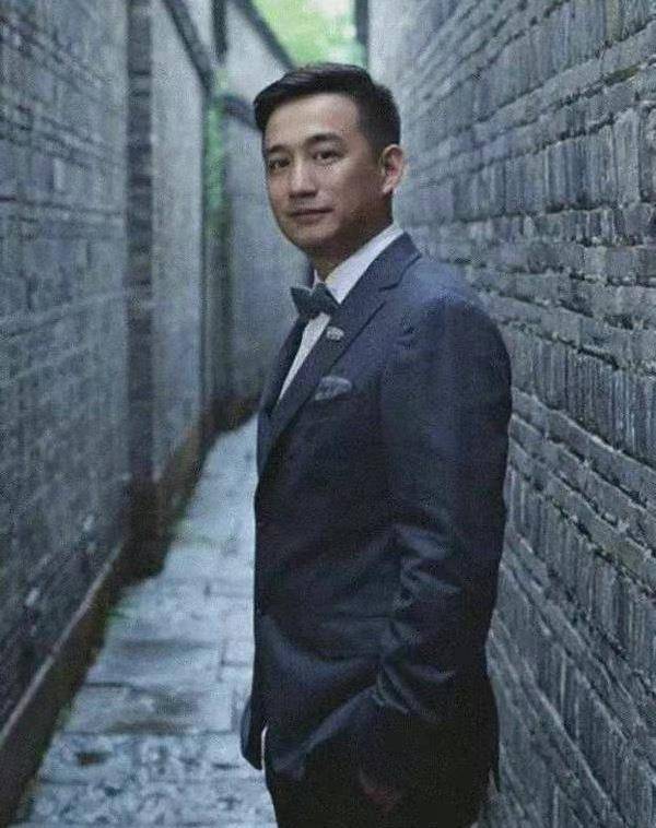 网友们纷纷留言:"年华似水匆匆一瞥,多少岁月轻描淡写","一切都是最好