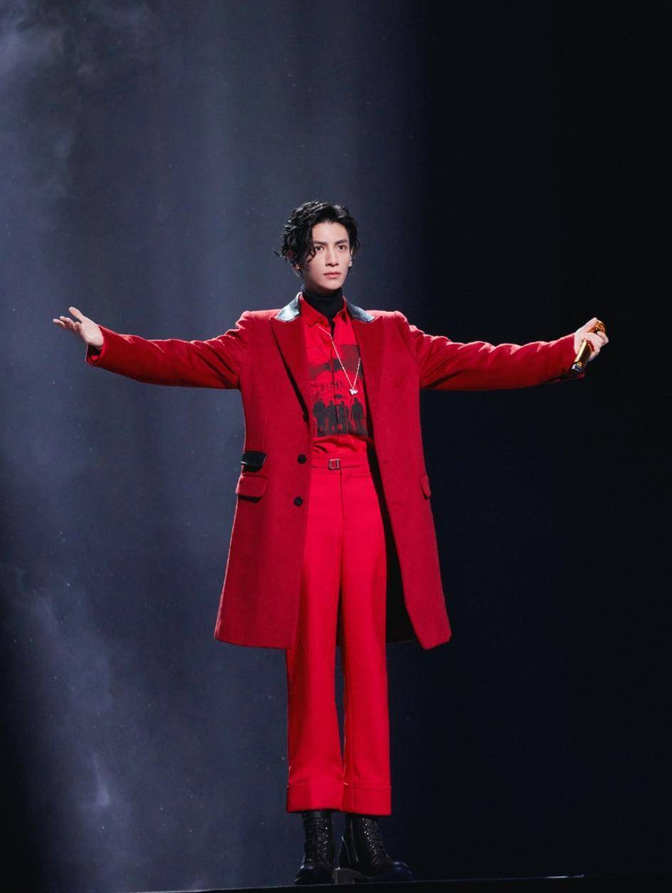 合体 陈情男团再合体,易烊千玺眼镜杀,秦岚一袭仙女裙美出新高度