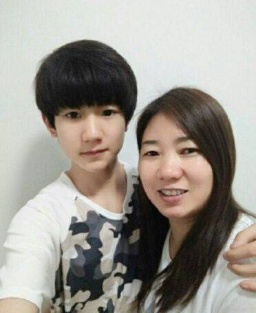 原创明星与父母合照吴尊全家都是明星脸王俊凯是真正的遗传小天才