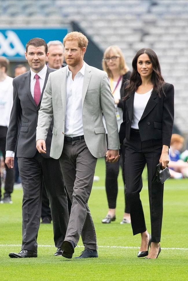 大气 梅根不当王妃穿衣更随意了,“睡衣套装”随性大气,穿成时尚博主