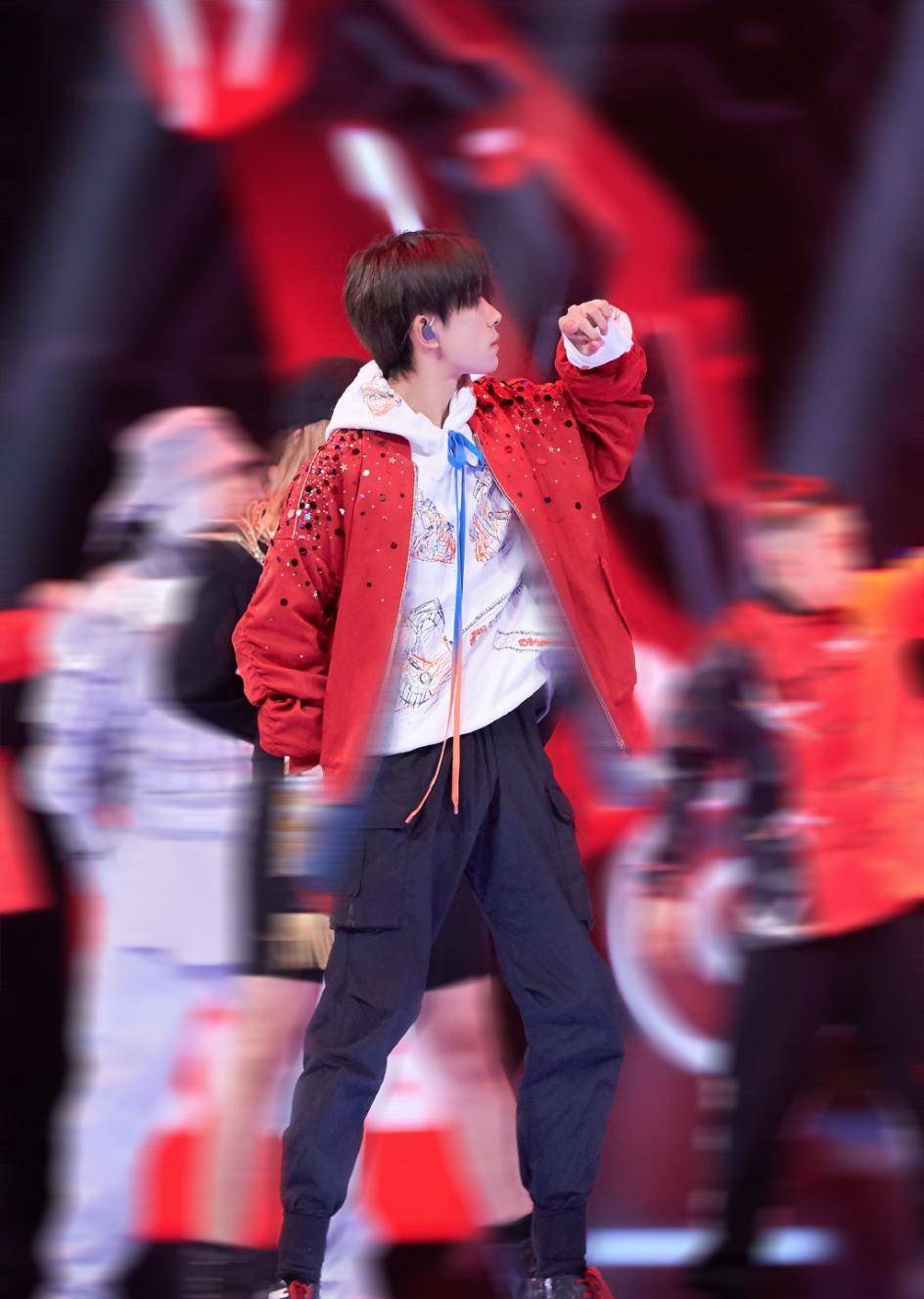 合体 陈情男团再合体,易烊千玺眼镜杀,秦岚一袭仙女裙美出新高度