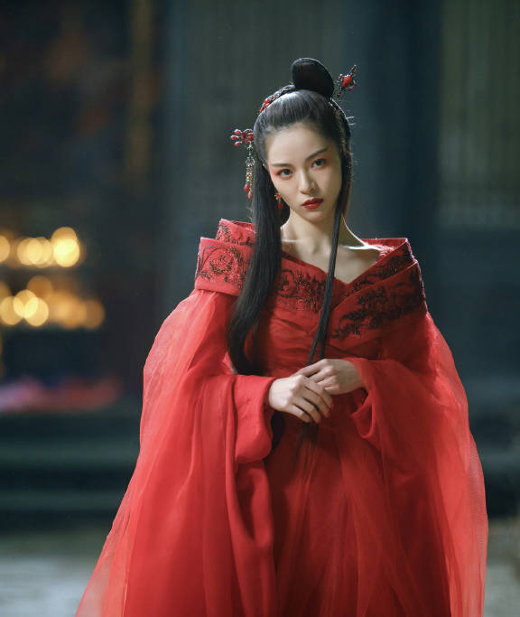 钟楚曦 她演的聂小倩一袭红色纱裙，今穿背心工装裤，配酒红色口红超霸气