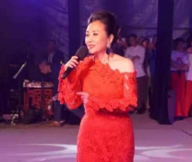 活动72岁汪明荃近照曝光，身材纤细精神好，一袭红衣气场全开