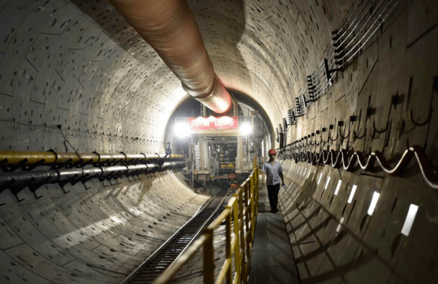 松山湖隧道被业内专家评价为:"全国铁路最长隧道,施工难度之大,工法之