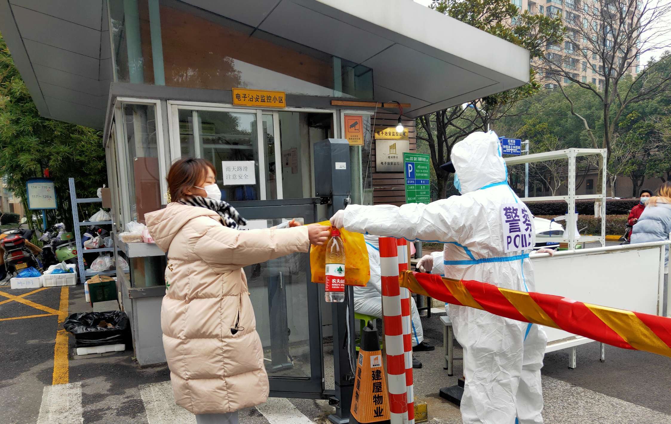 小区封控无法返岗苏州园区阳澄湖半岛派出所民警徐伟就地抗quot疫quot