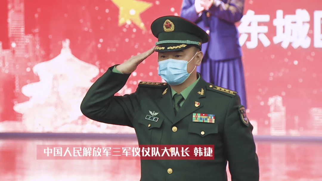 知名主持人陈竞和五十五中学生王迅热情地队烁魑焕幢.