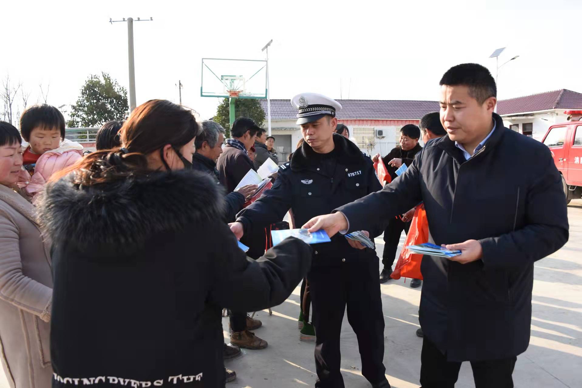 平舆交警开"大篷车"开展"美丽乡村行"交通安全巡回宣讲活动_张文明