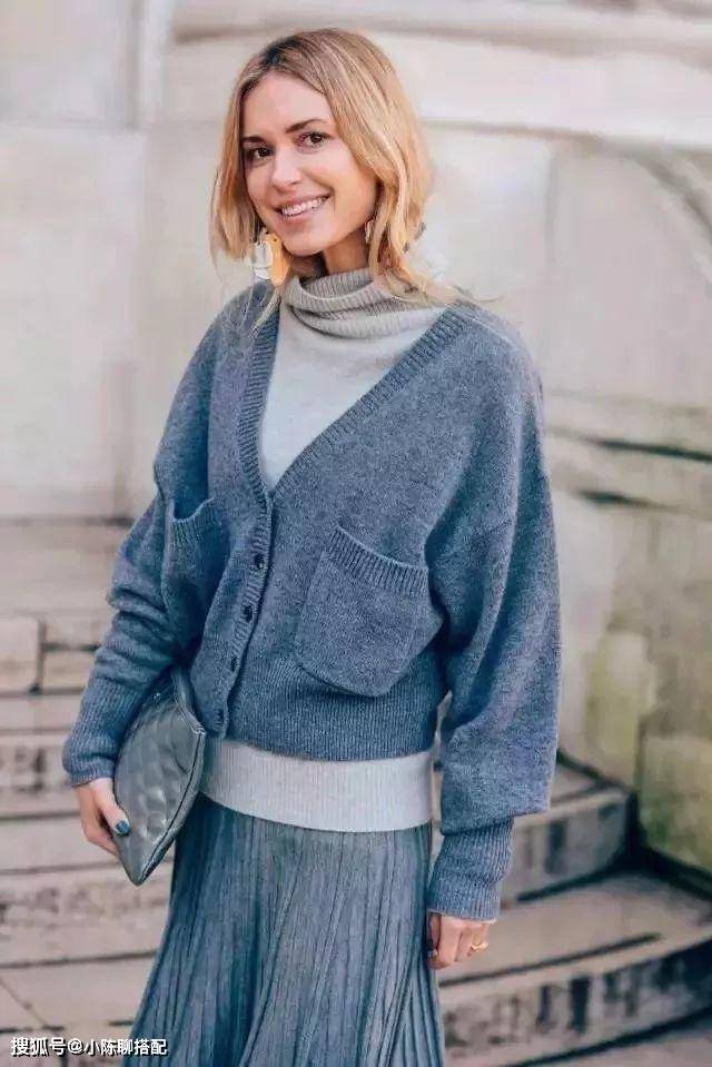 显得 60+女性穿针织衫时,如何避免廉价感?这6个雷区不要踩