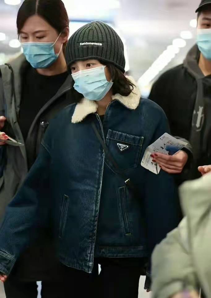 黑色 张子枫恋情曝光后首现机场,穿翻毛领牛仔外套配小黑裤,清冷少年感