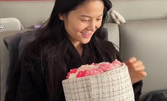 湖南老婆爱花又心疼花期短男子情人节请岳母帮忙织出永生玫瑰