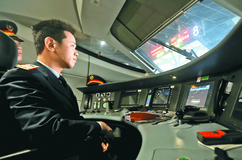 原创高铁驾驶室没有方向盘列车要怎么转弯高铁司机是不是很轻松