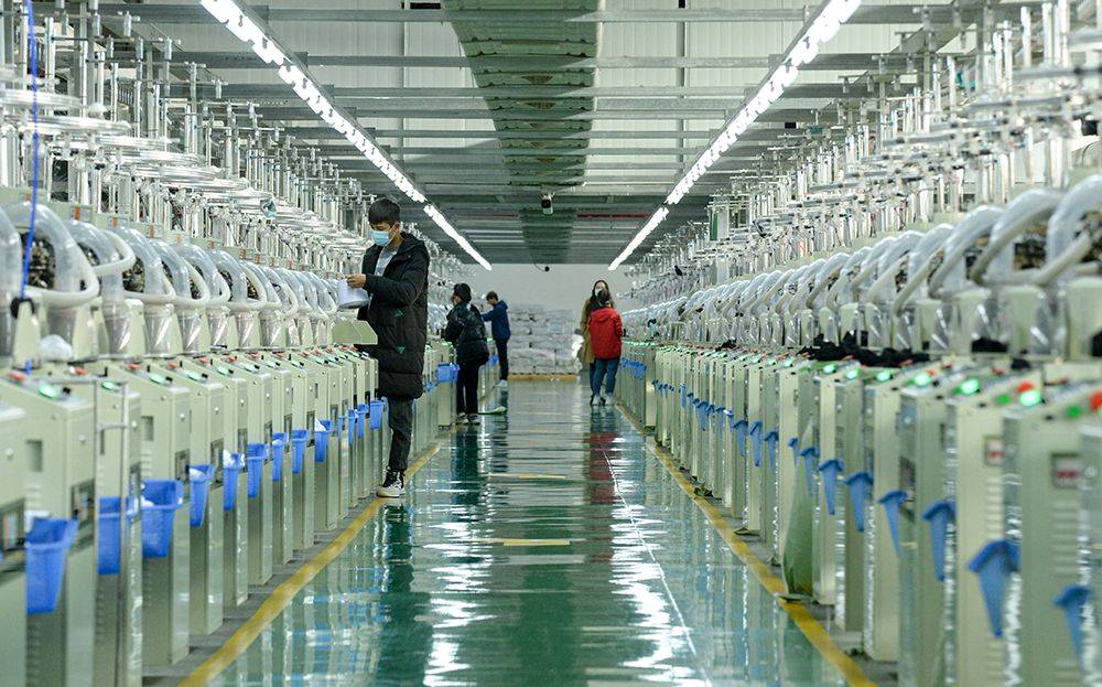 织袜机开足马力,工人争分夺秒,每天有50万双棉袜从这里流向世界各地.