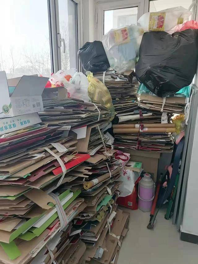 不得而已,他们过惯了艰苦的生活,一般只有农村来的大爷大妈才会这样做