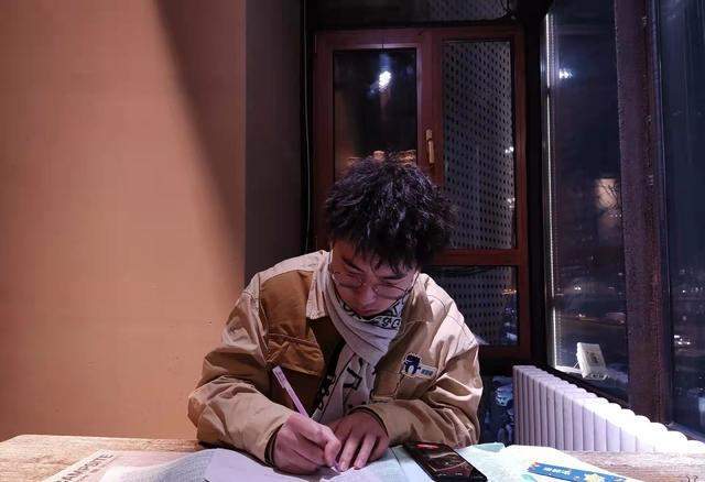 原创聋哑男孩考研393分母亲激动亲吻儿子评论区却变了味