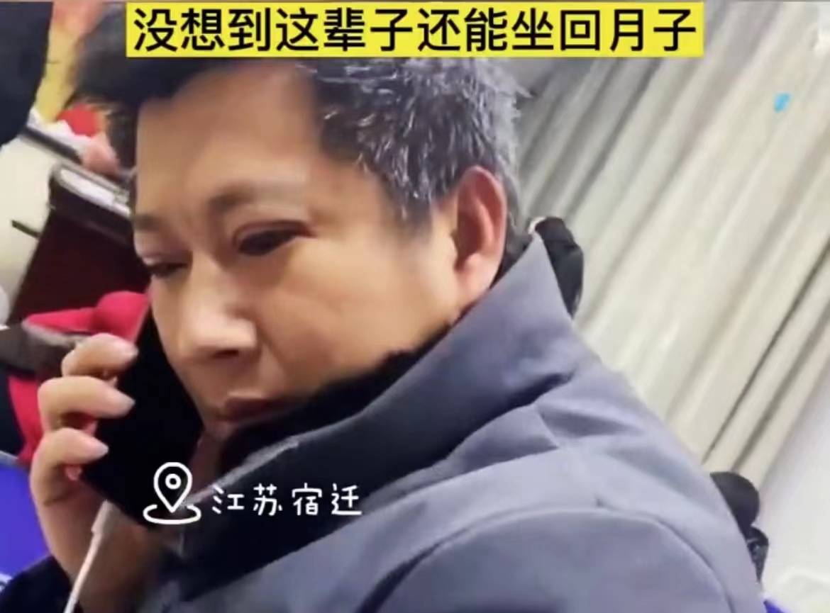 因为中年男子割双眼皮卧床休息，媳妇像伺候月子一样照顾，网友：羡慕