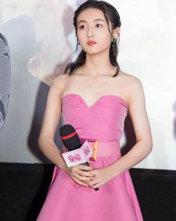 漂亮18岁张子枫活动现场被恶意关闭滤镜,看到无修图下的她,蚊子腿美