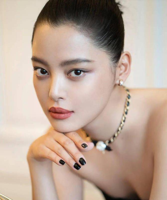 原创莫文蔚的腿柳岩的胸钟丽缇的臀辛芷蕾的唇各领风骚