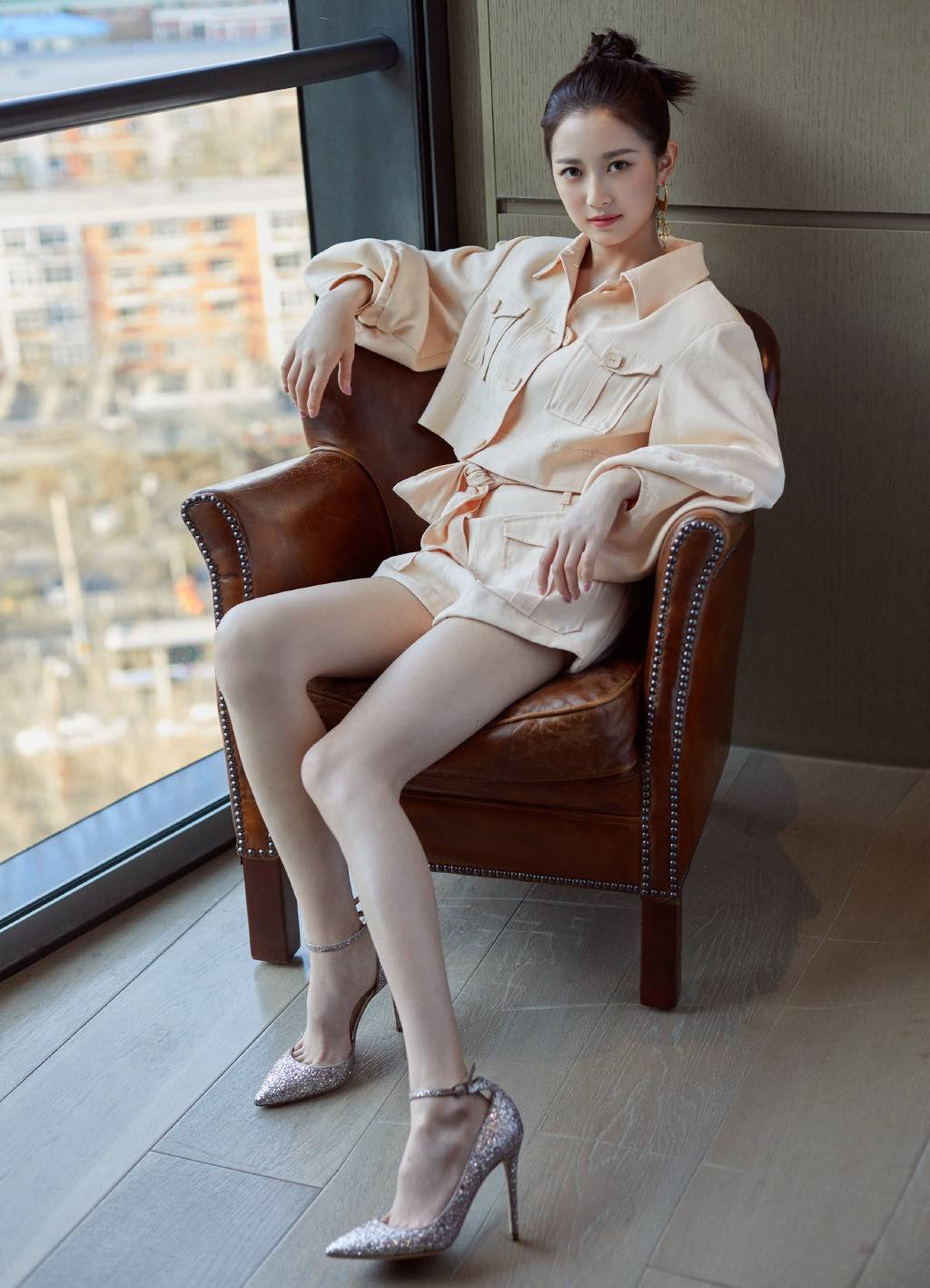 她是唐嫣公司最火的小花,穿高领衫配白色短裙,秀小细腿抢镜十足_陈钰