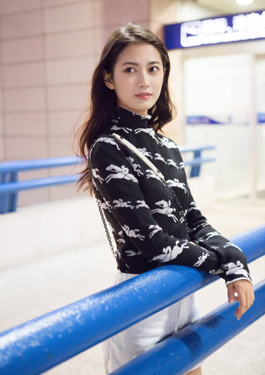 她是唐嫣公司最火的小花,穿高领衫配白色短裙,秀小细腿抢镜十足_陈钰