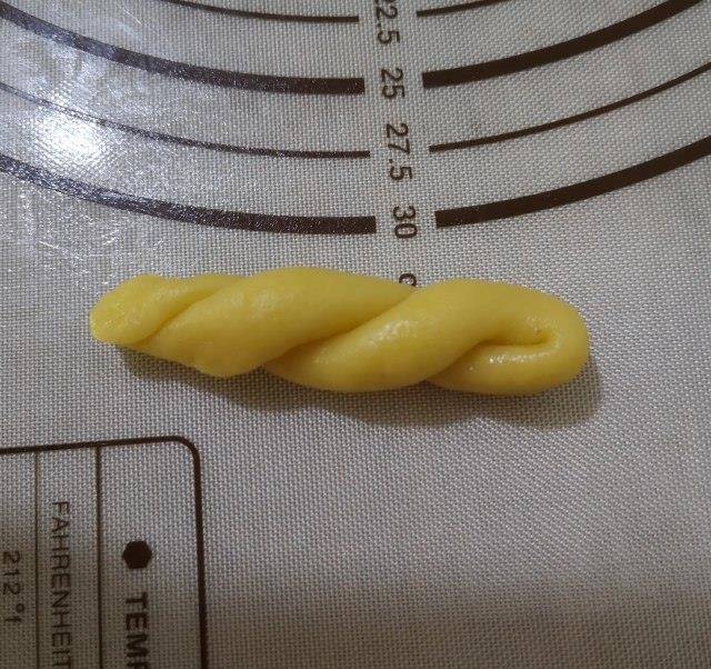 面团|黑芝麻小麻花，口味咸香，口感酥脆，好吃停不下来