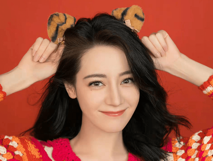 马尾当可爱的迪丽热巴换上猫系妆容，优雅神秘又魅惑，真是太适合她了