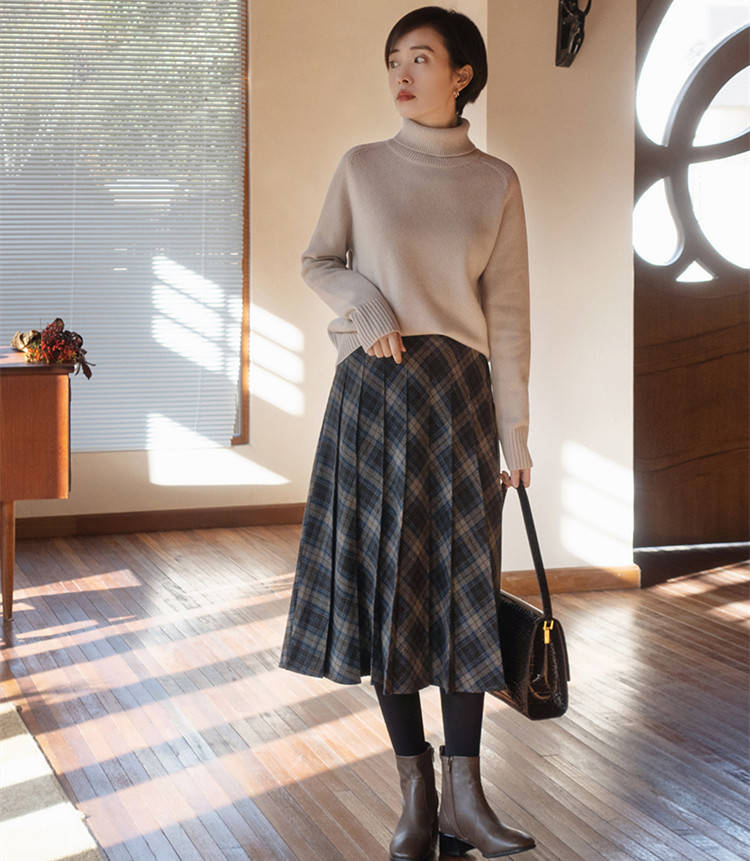 视觉 毛衫不一定要配牛仔裤，普通人换成“过膝裙”更优雅，真适合春天