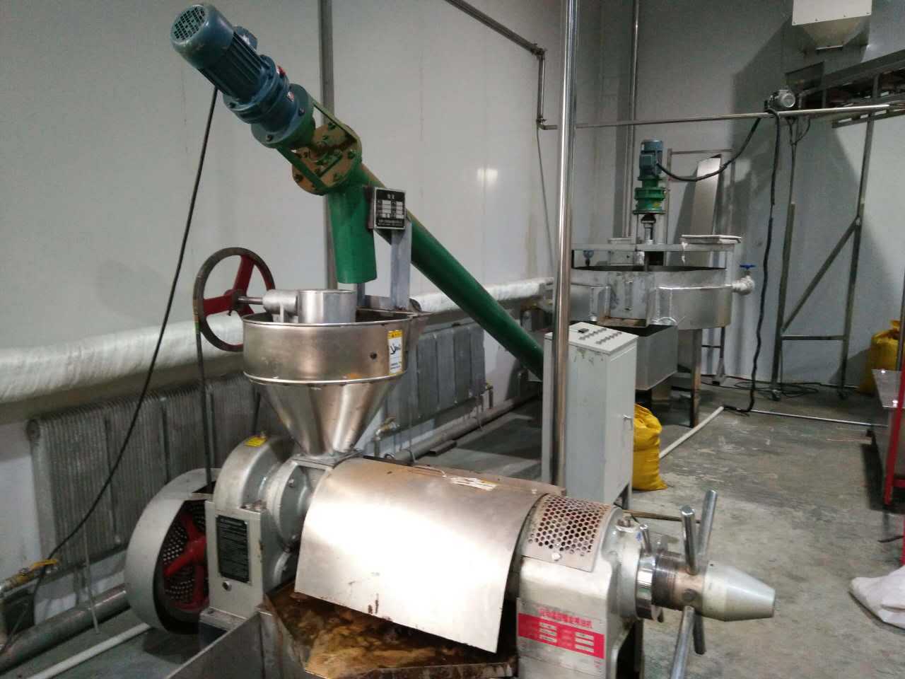油茶籽榨油设备选用螺旋式榨油机好还是选用液压式榨油机好