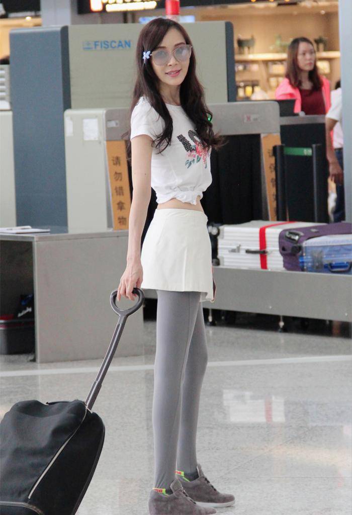 原创萧蔷是不会老的吗穿超短裙露小蛮腰似少女不愧是台湾第一美女