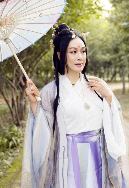 亲友钟丽缇办汉服主题派对庆49岁生日 穿烟紫色纱裙飘逸优雅