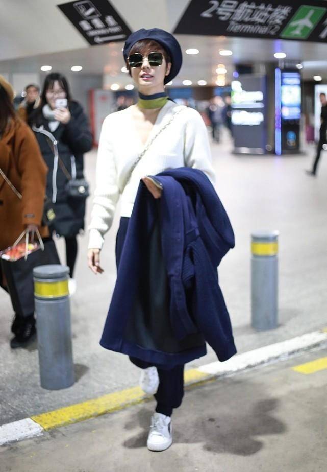 设计 王珞丹身材不算瘦,但穿露肩连体裤还挺个性,身高加分不少