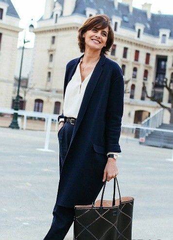 因为53岁秒杀布吕尼,被评为“法国最时髦女人”,是老佛爷的缪斯女神