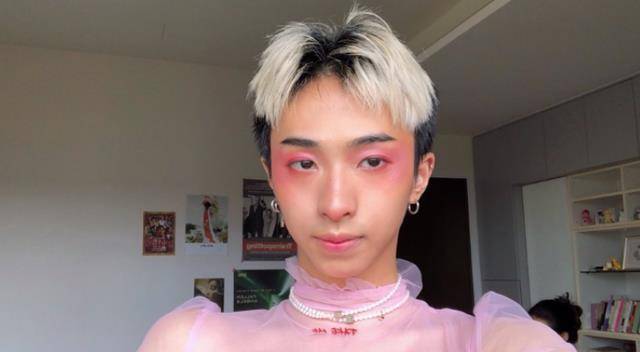 小孩子吉娜怀孕7月不显怀，小孩子练天鹅颈！别推广身材焦虑，做个人吧