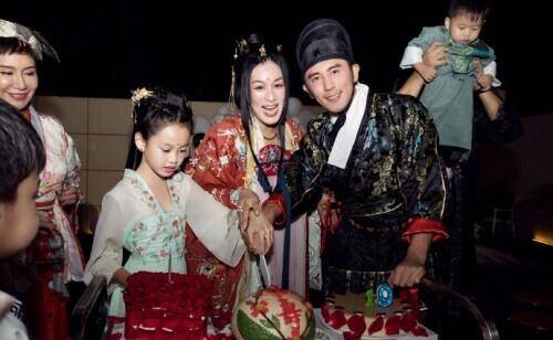 亲友钟丽缇办汉服主题派对庆49岁生日 穿烟紫色纱裙飘逸优雅