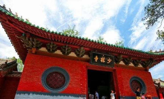 亞洲最富寺廟涉2.8億贓款，軍警與僧侶對峙數月，百年大樓仍被封