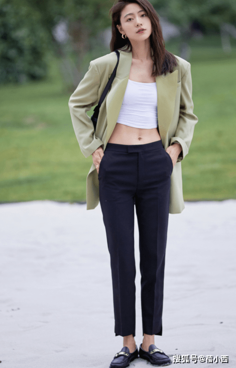 小白 尽量少穿小白鞋了,有些烂大街,看看这3双鞋子,时髦又洋气