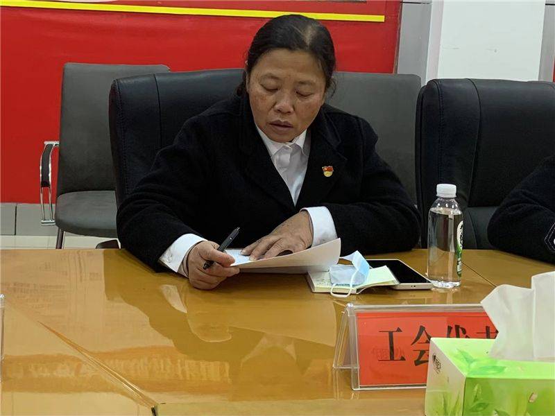 会议由州文化和旅游局副局长杨晓红主持,局工会代表李梅同志,共青团