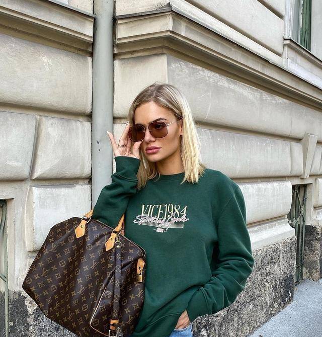 韩红暴 韩红暴瘦34斤！卫衣搭牛仔裤真时髦，站兵哥哥中间“小鸟依人”