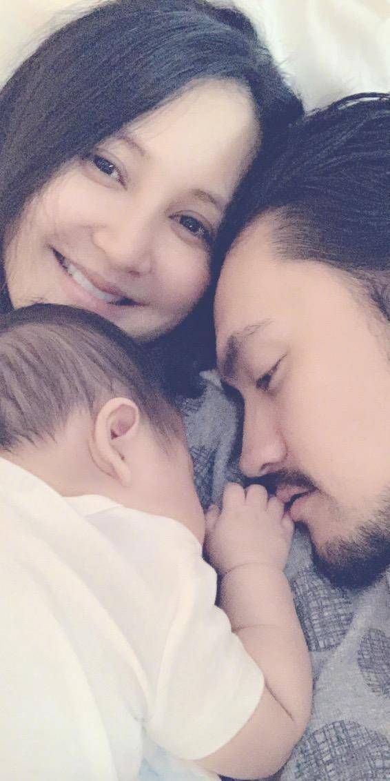 袁大头张歆艺晒母子同框，儿子的小肉手摸着妈妈的脸睡着了，画面超有爱