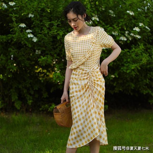 细节 夏七末女装搭配文艺风与法式小清满足色彩简单