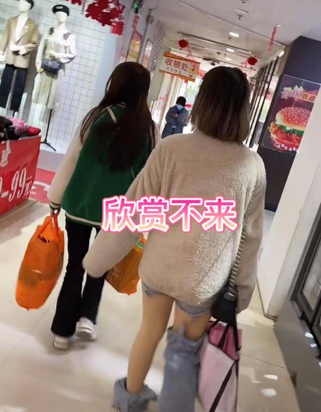 网友 穿了个寂寞？广西女子走路裤腿掉地上，网友：不如不穿