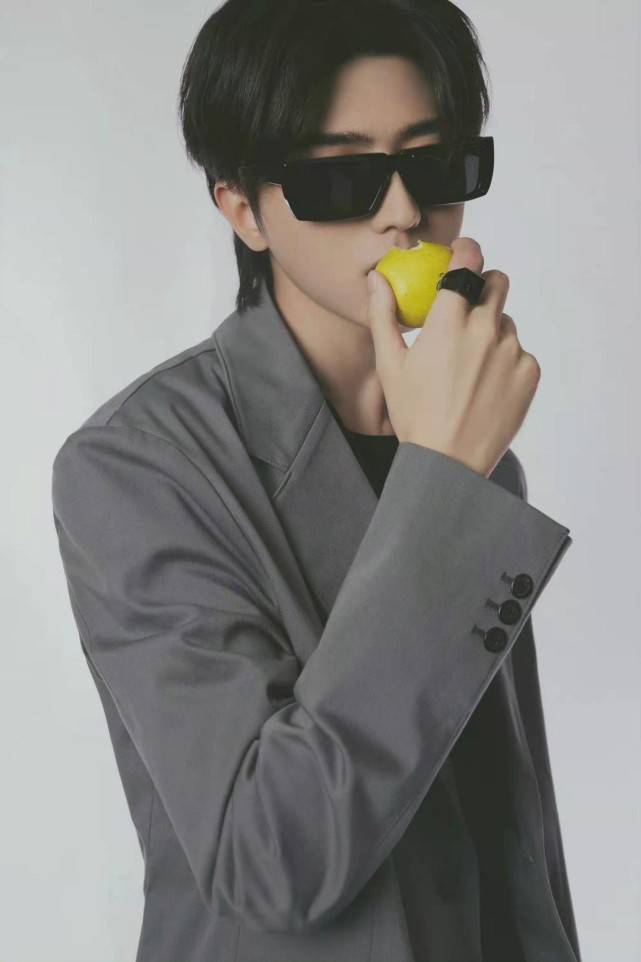 范足 Prada大合影亮点多!张子枫穿超短裙力压全场站C位,蔡徐坤巨星范足