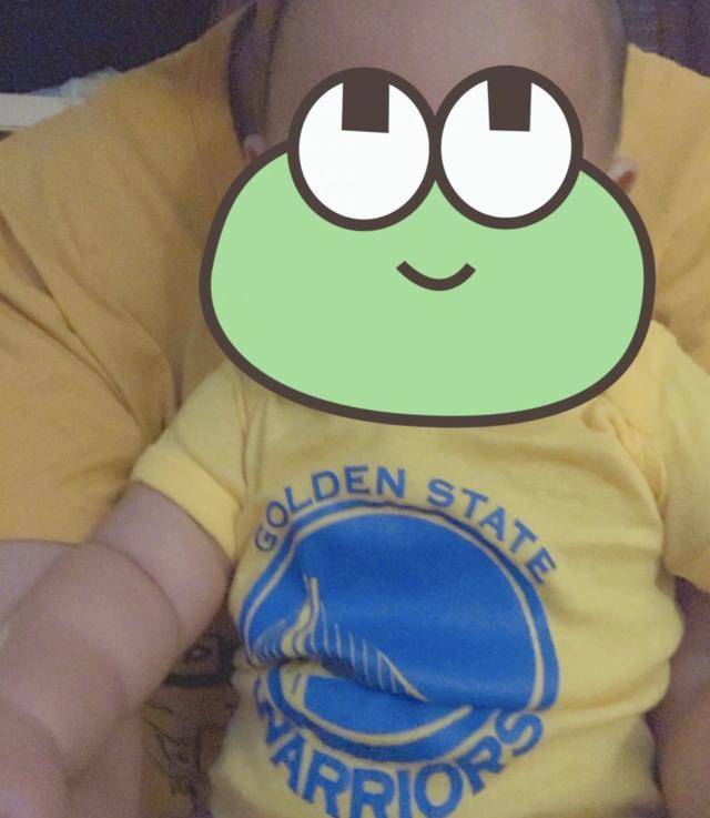 袁大头张歆艺晒母子同框，儿子的小肉手摸着妈妈的脸睡着了，画面超有爱