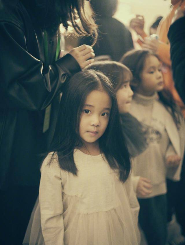很漂亮梅婷晒女儿舞台上走秀,5岁快快自信从容、台风稳健,神似妈妈