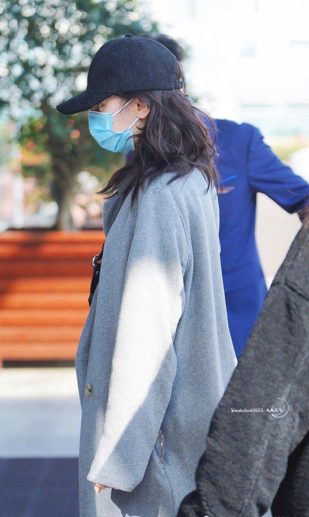 龚军 迪丽热巴久违走机场，穿灰色大衣细腿抢镜，浓眉大眼气质好干净