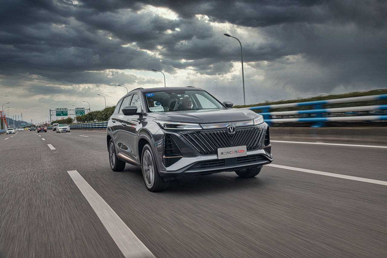 8年圈粉150 万 第二代cs75plus提前锁定爆款 智能 用车 车企 8年圈粉150 万 第二代cs75plus提前锁定爆款 智能 用车 车企