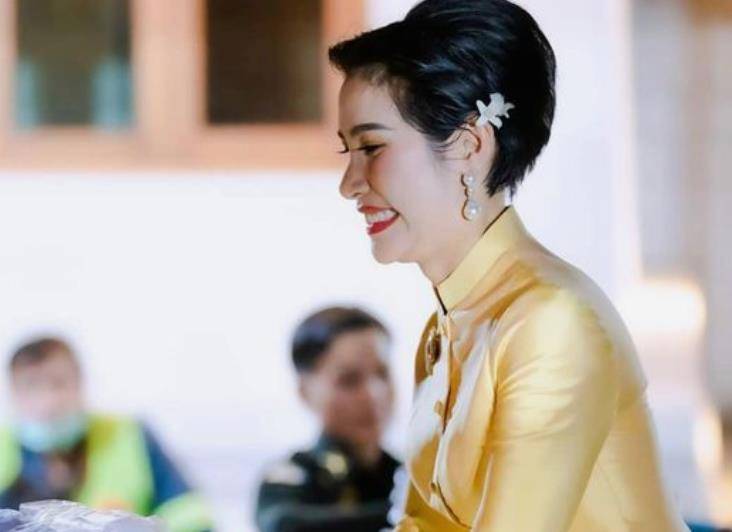 拉隆37岁诗妮娜拎得清，拒绝穿“妾室粉”礼服，选择粉紫色当御用色